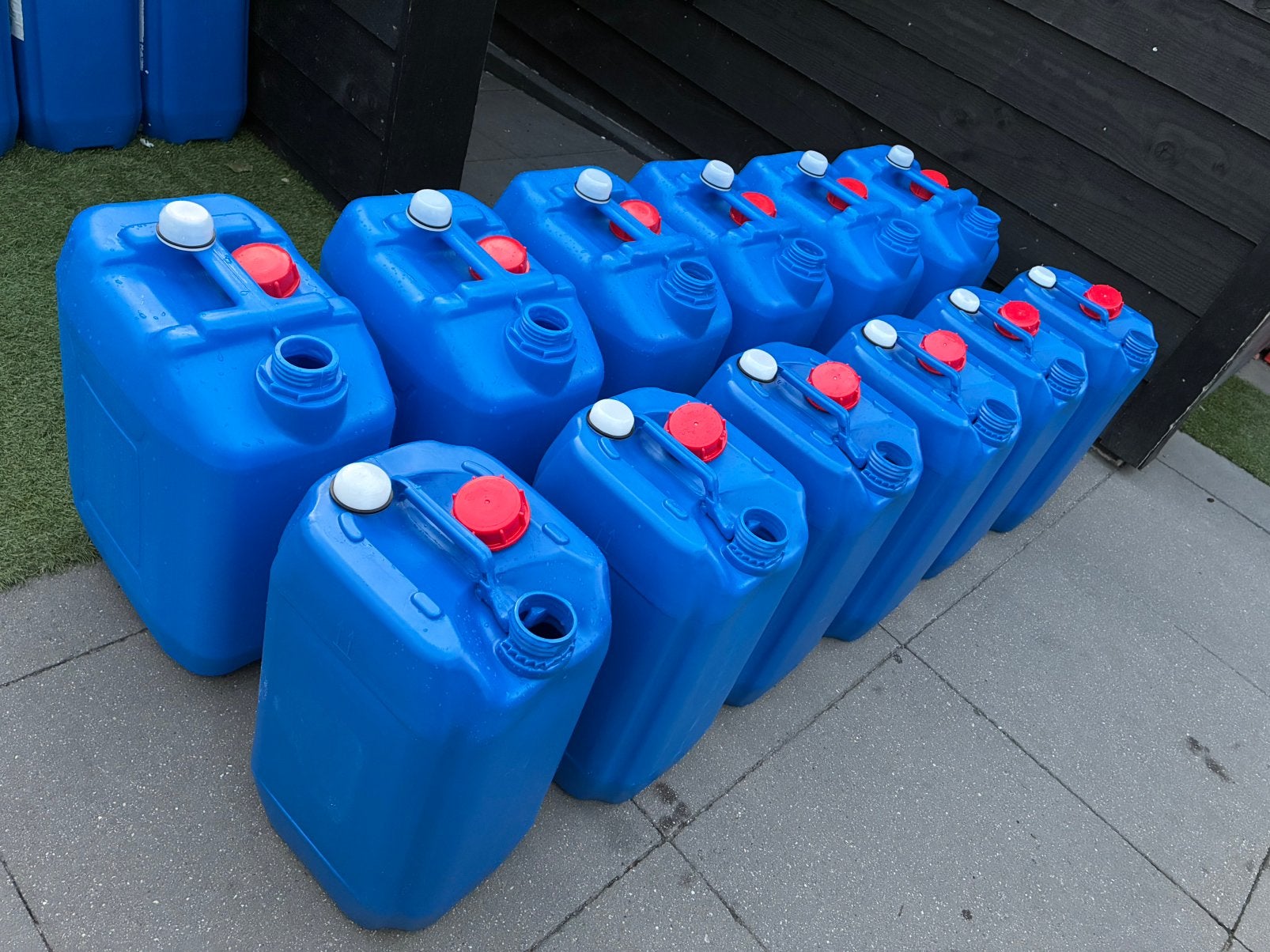 Jerrycans, Tonnen, Vaten 25 liter en 40 liter, Minder dan 75 liter, Ophalen, Zo goed als nieuw, Kunststof