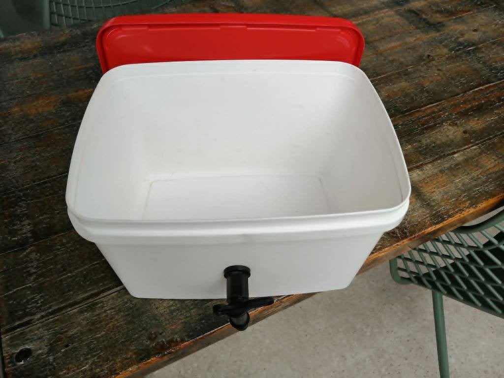 Bak emmer met deksel en kraantje, Huis en Inrichting, Emmers, Ophalen, Zo goed als nieuw, Kunststof, Met deksel