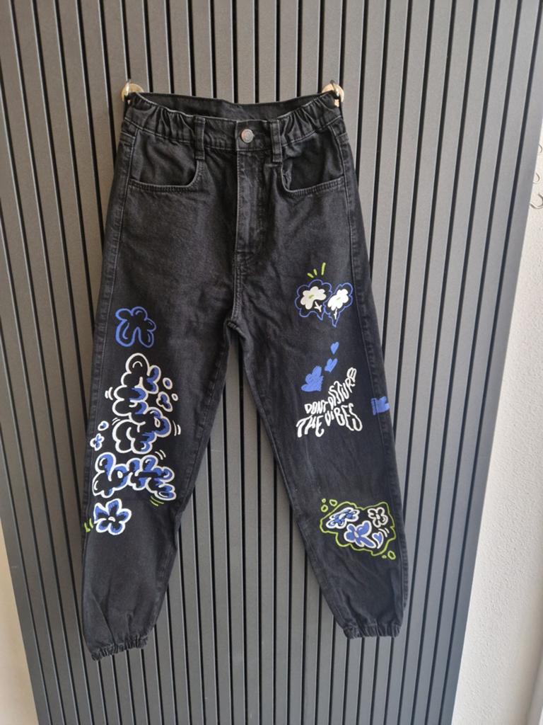 Bershka spijkerbroek met print - Zo goed als nieuw, Broek, Meisje, Ophalen of Verzenden, Zo goed als nieuw