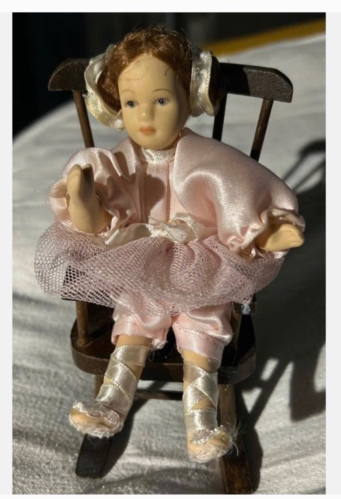 Schattig roze ballet popje op vintage schommelstoeltje, Verzamelen, Poppen, Ophalen of Verzenden, Zo goed als nieuw, X, Pop