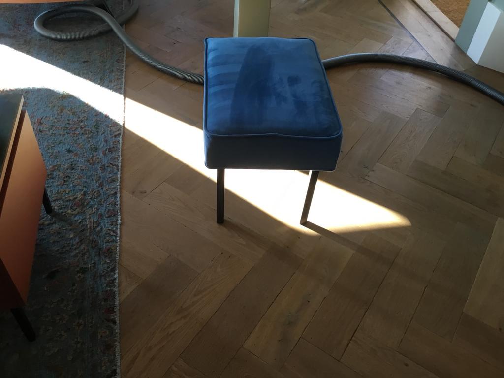 Voetenbankje nagenoeg nieuw blauw fluweel 58-42-40, Ophalen of Verzenden, Zo goed als nieuw, Rechthoekig, Minder dan 50 cm