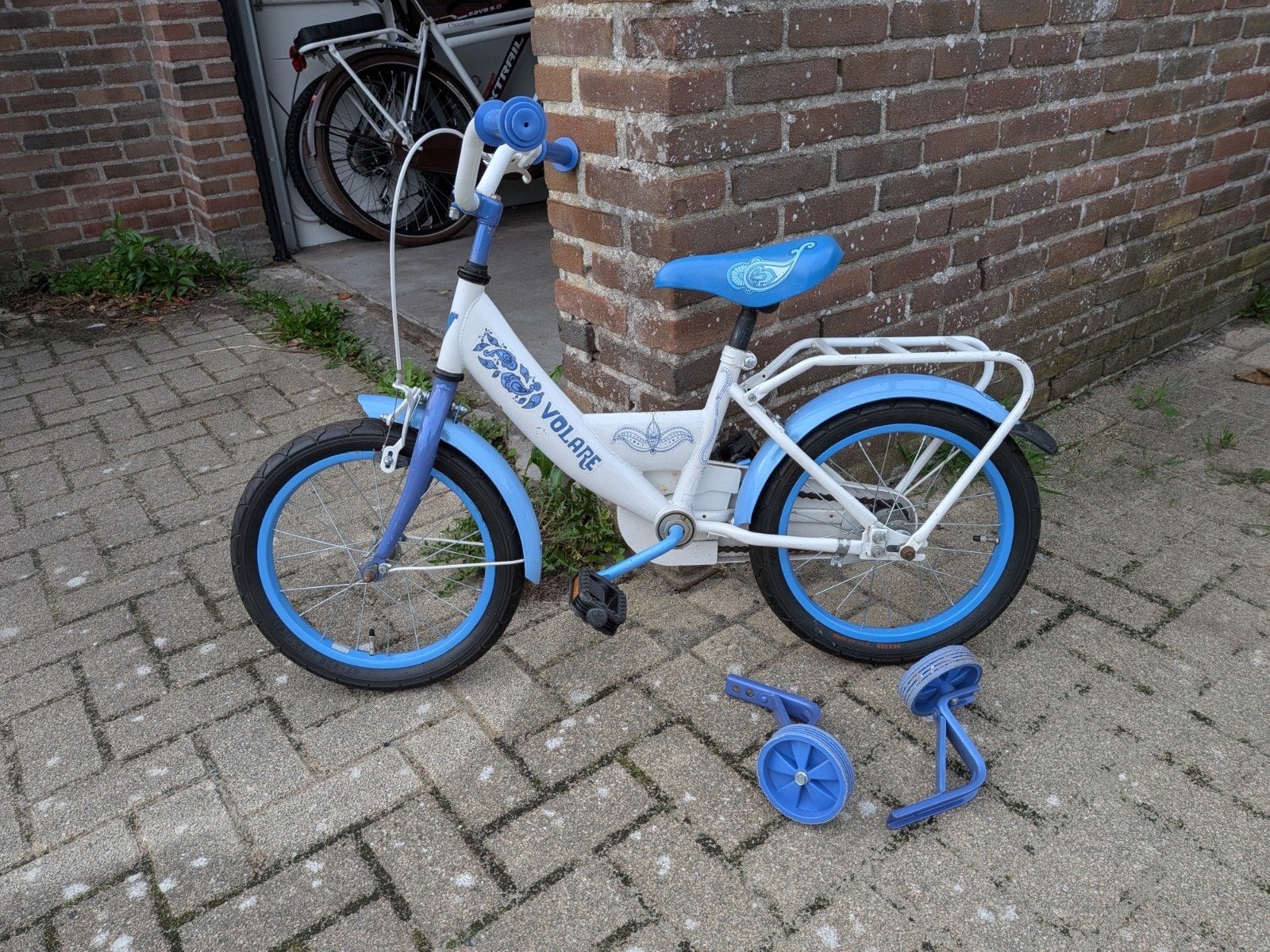Volare kinderfiets 16 inch met zijwieltjes, Ophalen, Zijwieltjes, Velgrem, Volare