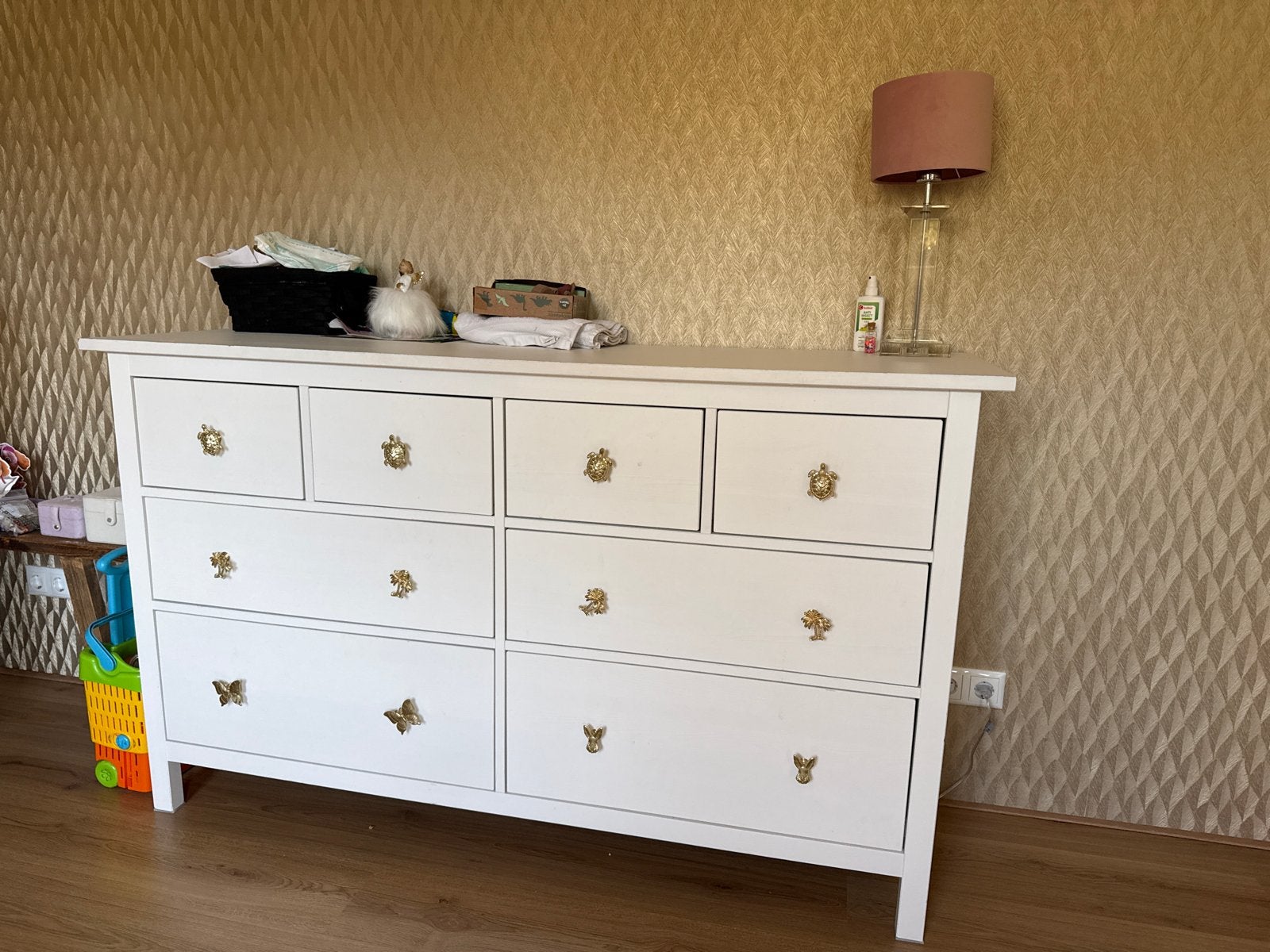 Hemnes - Witte ladekast met 8 laden en unieke handgrepen, Ophalen, Gebruikt, 5 laden of meer, 100 tot 150 cm