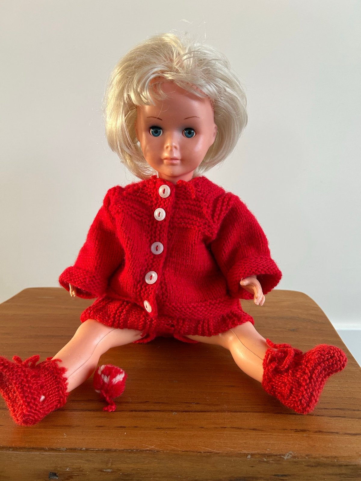 Vintage pop met gebreide kleding - BREV LAND, Verzamelen, Ophalen of Verzenden, Gebruikt, Pop