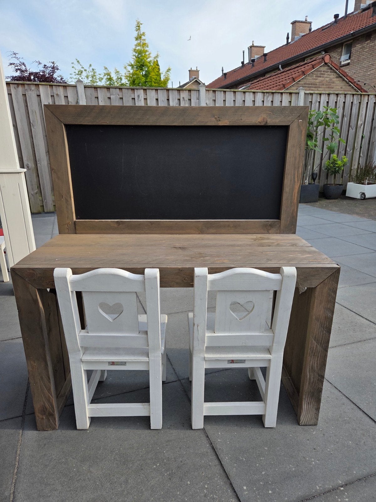 Kinder speel bureau met krijtbord en bijpassende stoeltjes, Kinderen en Baby's, Kinderkamer | Tafels en Stoelen, Ophalen of Verzenden