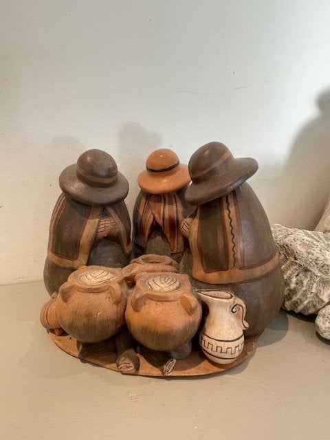 Vintage terracotta beeldje uit Peru 3 mensen in klederdracht, Ophalen