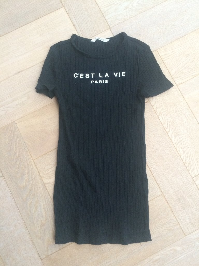 Leuk smal vallend jurkje "C'est la vie" maat 122, Meisje, Shein, Ophalen of Verzenden, Zo goed als nieuw