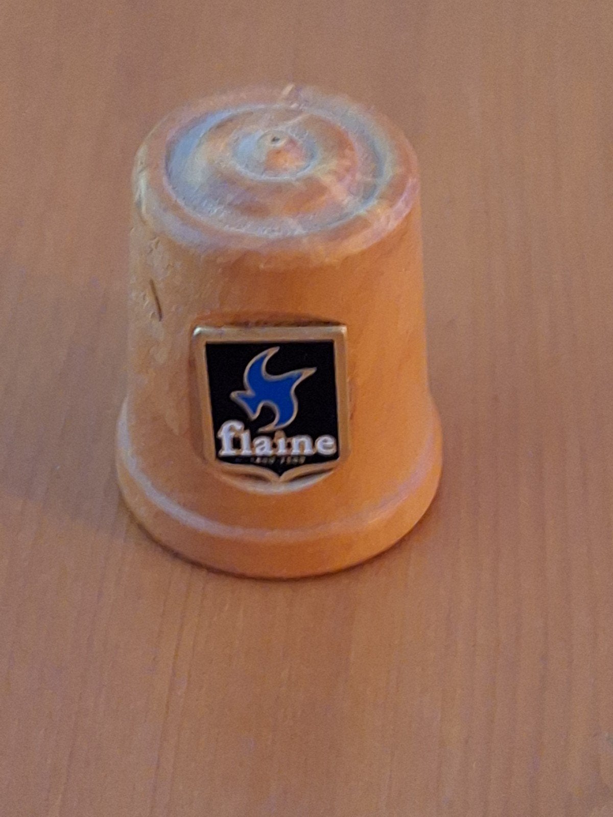 Antieke vingerhoed met 'flaine' logo, Overige materialen, Reliëf, Ophalen of Verzenden, Zo goed als nieuw