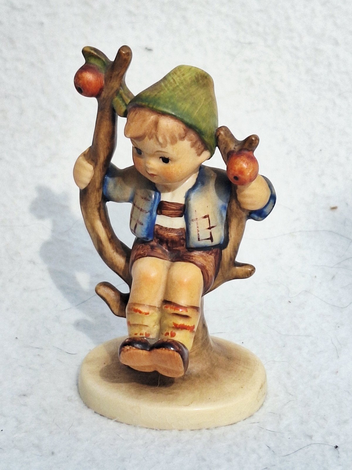 Vintage Hummel beeldje: Jongen in boom met appels, Ophalen of Verzenden, Gebruikt, Hummel