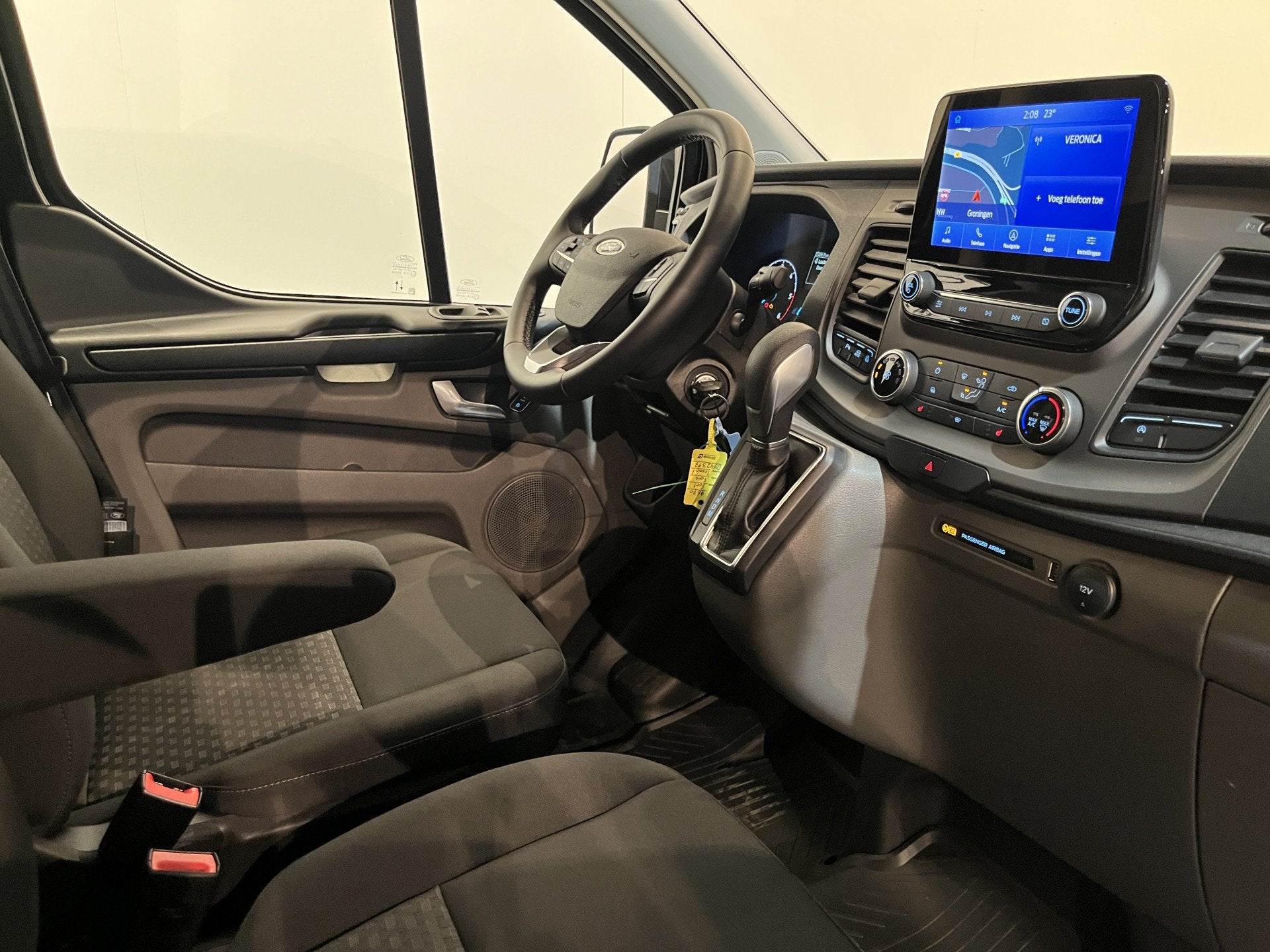 Ford Transit Custom 300 2.0 TDCI L1H1 Trend 130 PK Automaat, Auto's, Stof, 4 cilinders, Met garantie (alle), Zwart