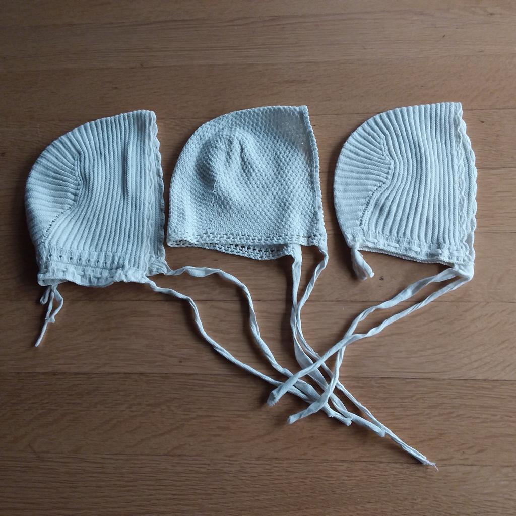 Drie gebreide baby mutsjes, kinderschortje, kindertasjes, Antiek en Kunst, Ophalen of Verzenden