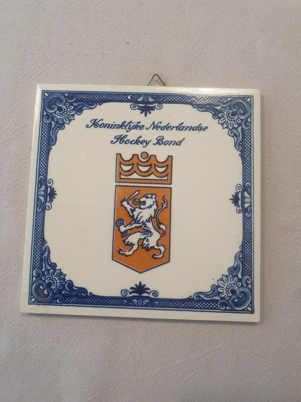 Tegel Koninklijke   Nederlandse Hockey bond, Antiek en Kunst, Antiek | Wandborden en Tegels, Ophalen