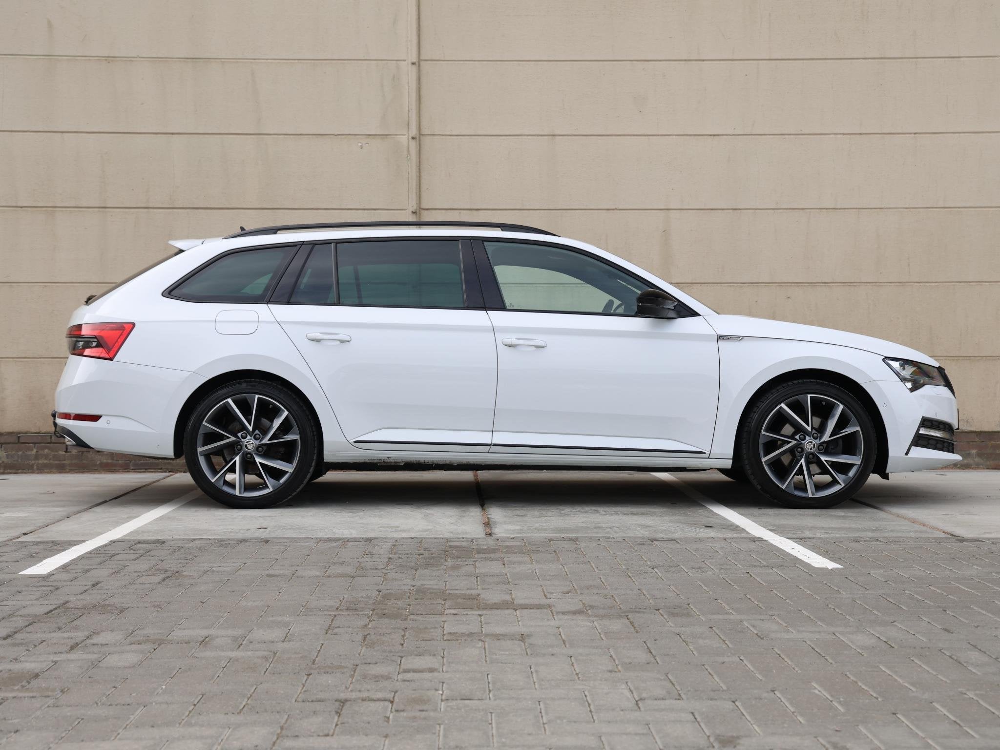 Skoda Superb Combi 1.4 TSI iV Sportline Business 218 pk DSG, Gebruikt, 4 cilinders, Alcantara, Wit
