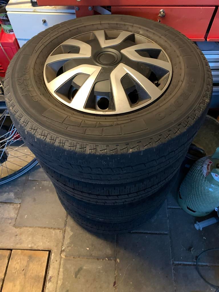 4x 15 inch stalenvelgen met all season banden en wieldoppen, Auto-onderdelen, Banden en Velgen, Ophalen, 15 inch, Banden en Velgen