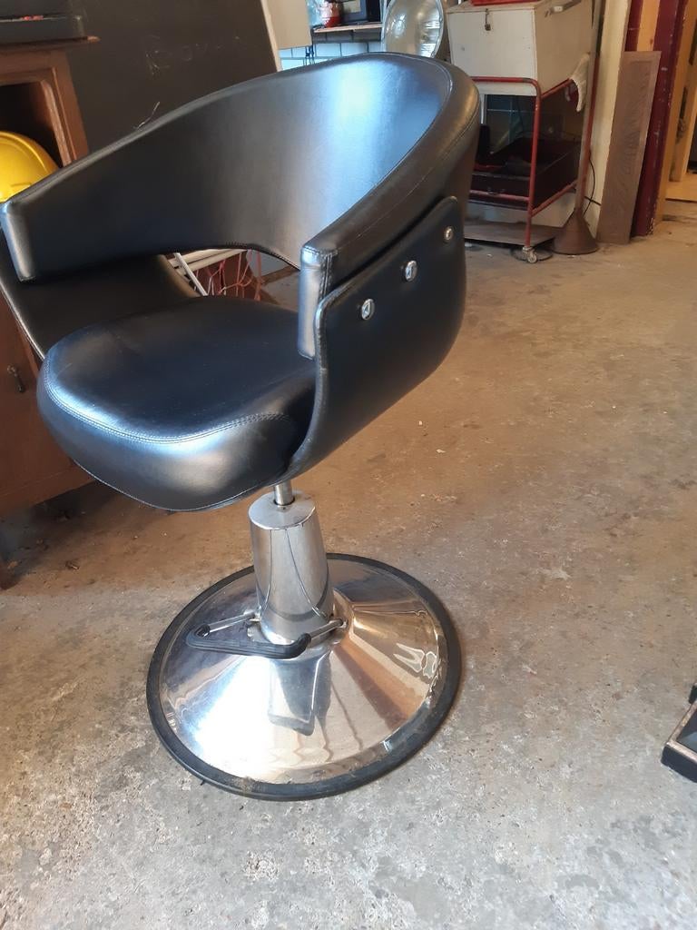 Zwarte kappersstoel met hydraulische pomp, Huis en Inrichting, Stoelen, Gebruikt, Eén, Kunststof, Metaal, Zwart, Ophalen