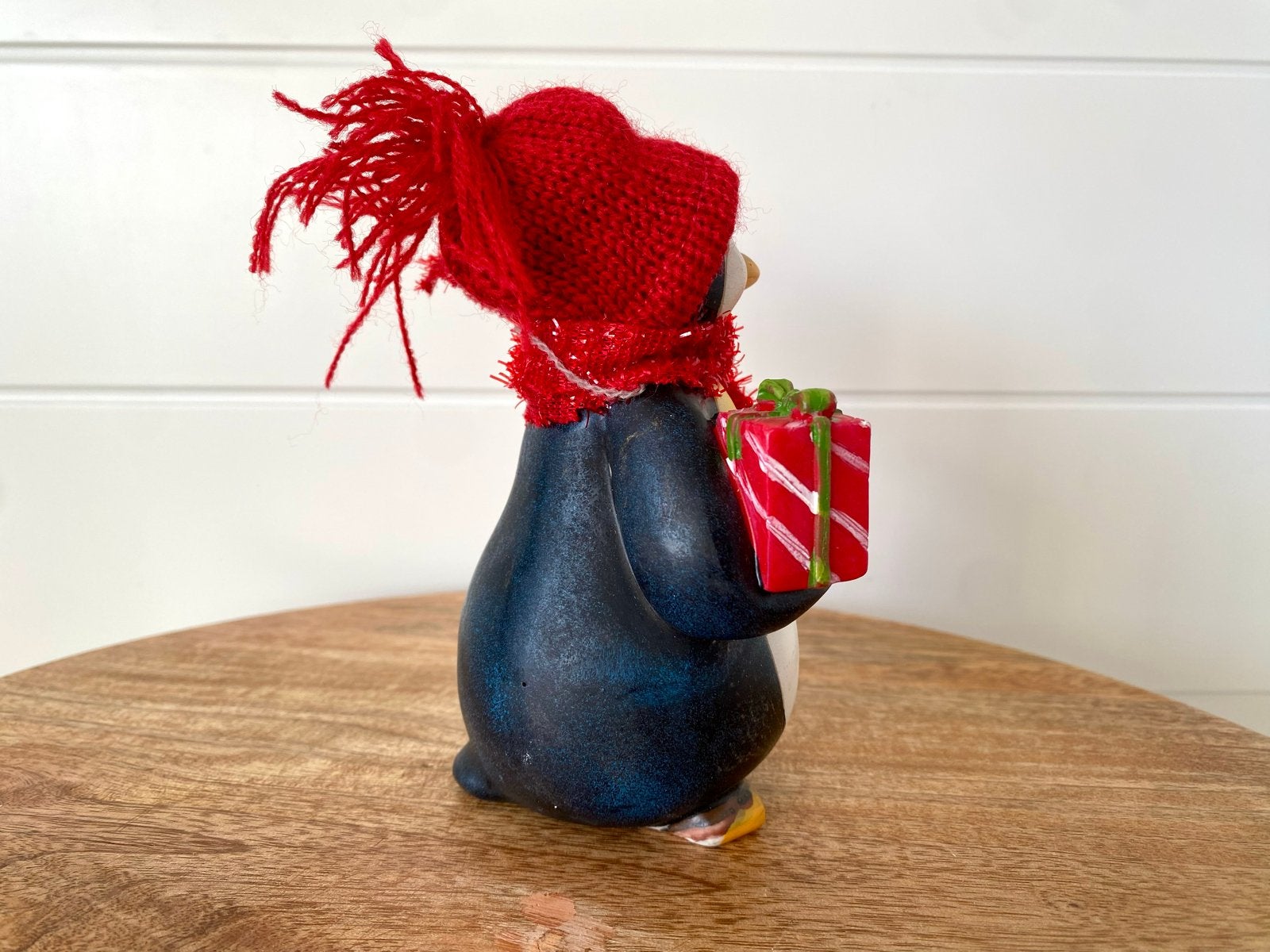 Kerst pinguïn beeldje  met rode sjaal en muts, Ophalen of Verzenden