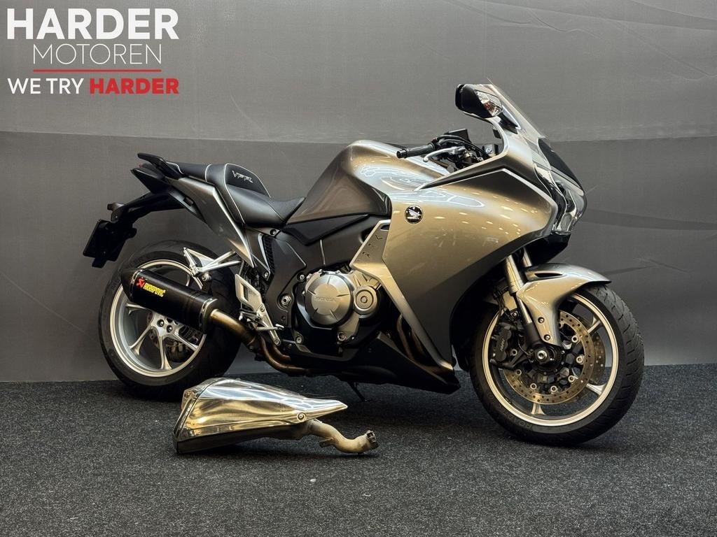 HONDA VFR 1200 F/AKRA/BAGSTER/ORI NL/TOPSTAAT/GARANTIE!, Motoren, Motoren | Honda, HONDA, 4 cilinders, Motorrijbewijs A, Onbekend