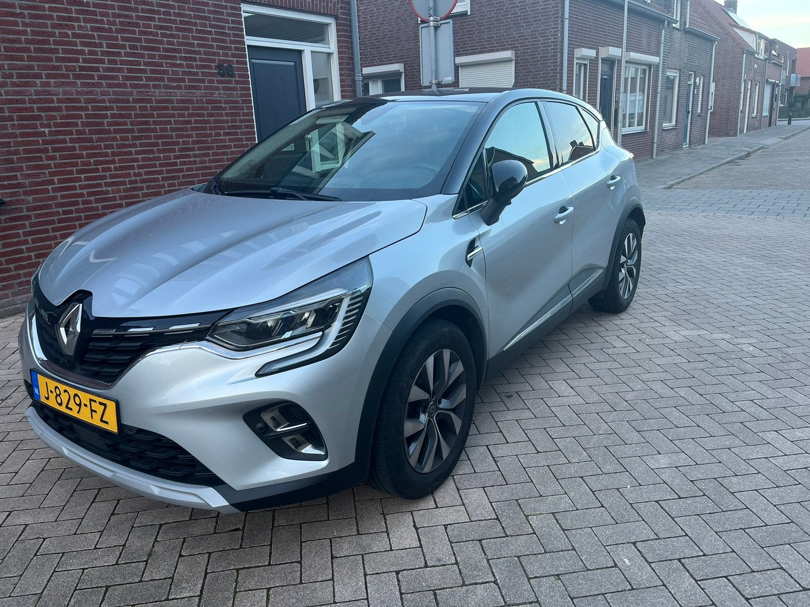 Renault Captur TCe 101pk 2020 Grijs, Auto's, Voorwielaandrijving, 1165 kg, Origineel Nederlands, 1200 kg