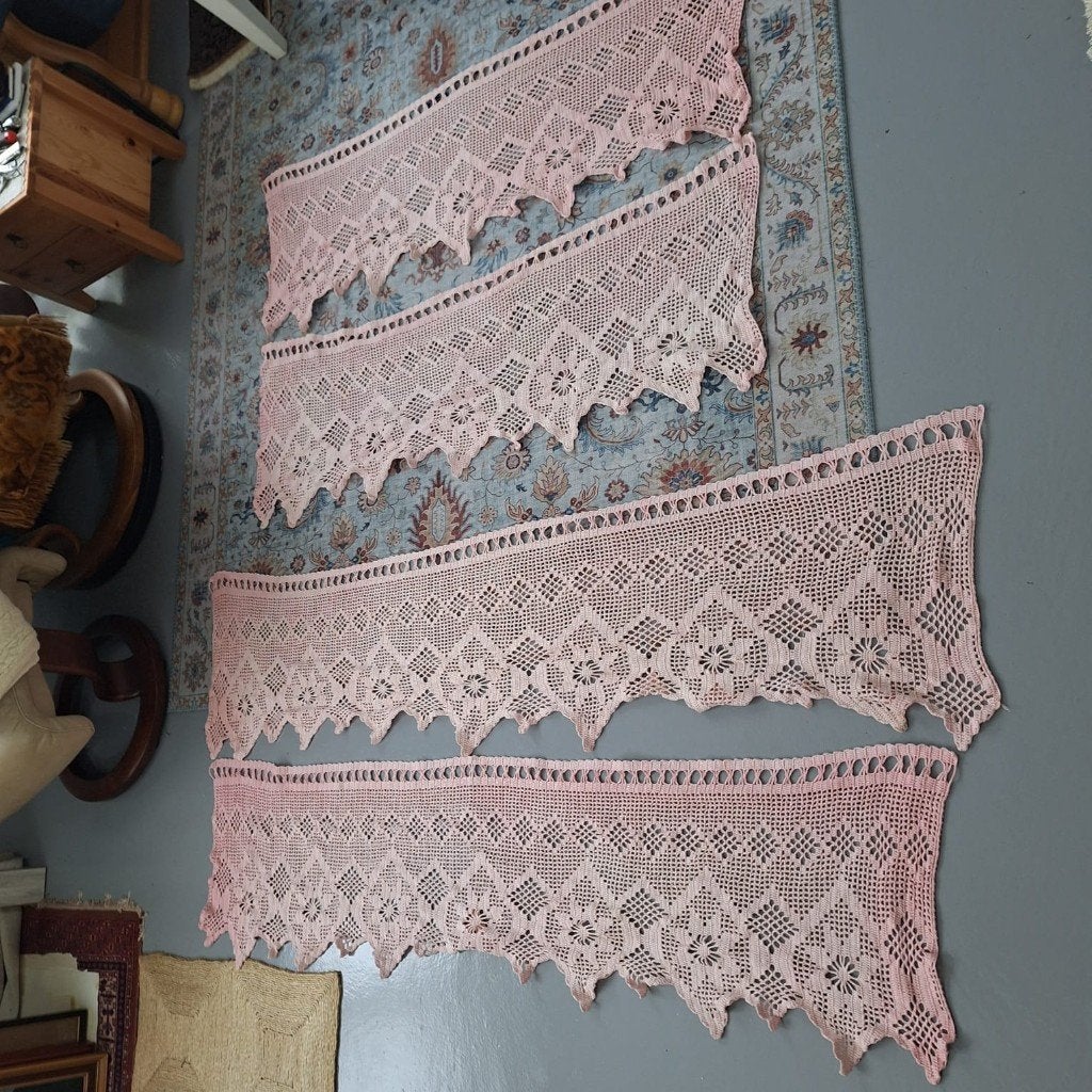 Mooie handgehaakte gordijnen, Vitrage, Gebruikt, Ophalen of Verzenden, Roze