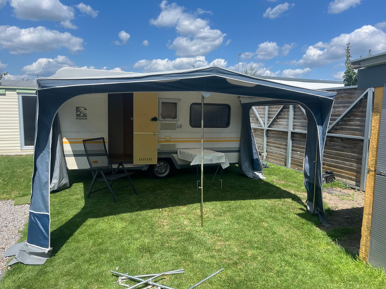 Knaus caravan met voortent en luifel - Ideaal voor starters, Caravans en Kamperen, Vast bed, Rondzit, 750 - 1000 kg, Particulier
