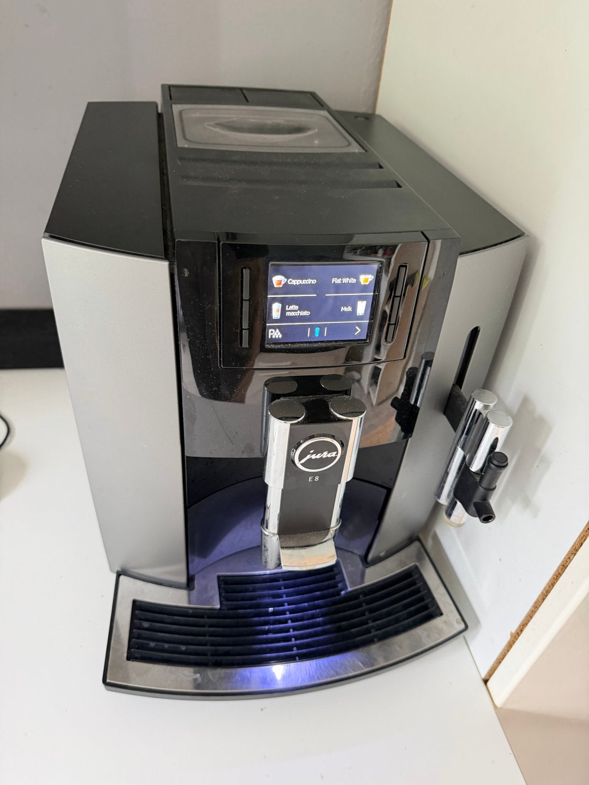 Jura E8 volautomatische koffiemachine Zo goed als nieuw, Witgoed en Apparatuur, Ophalen of Verzenden, Zo goed als nieuw, Koffiemachine