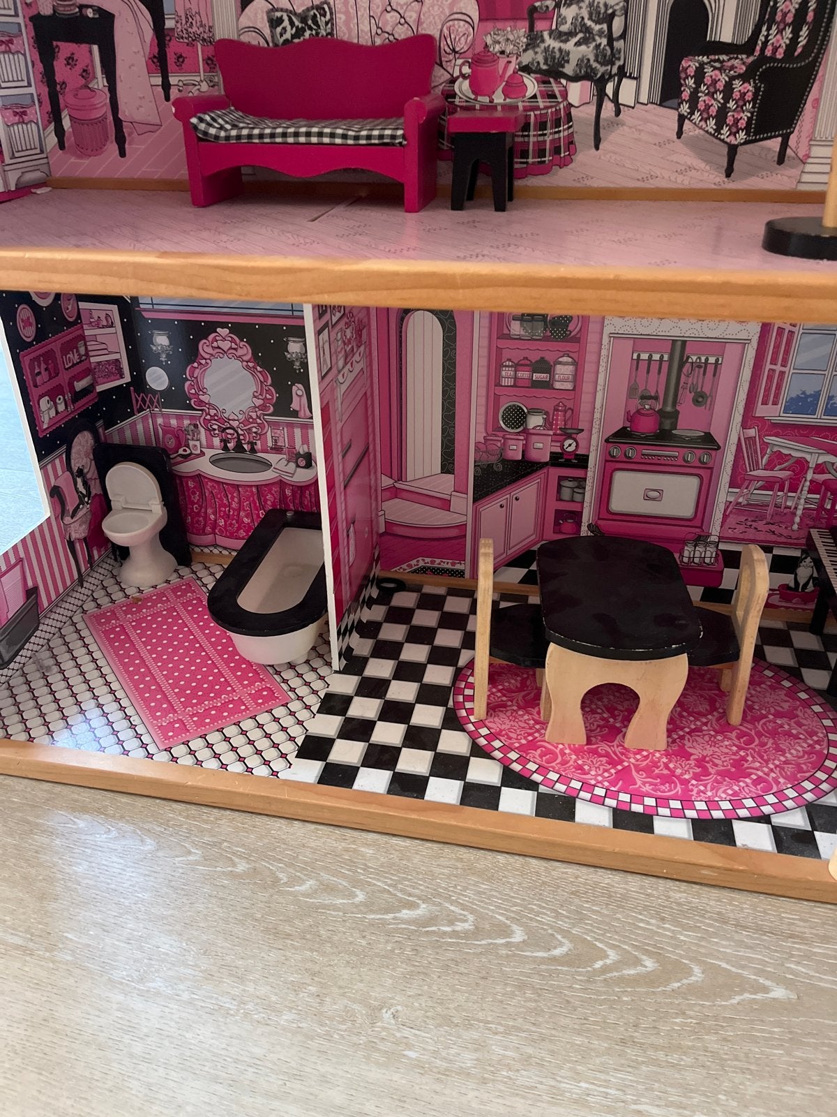 Foto 3 van Groot roze poppenhuis met meubels en accessoires