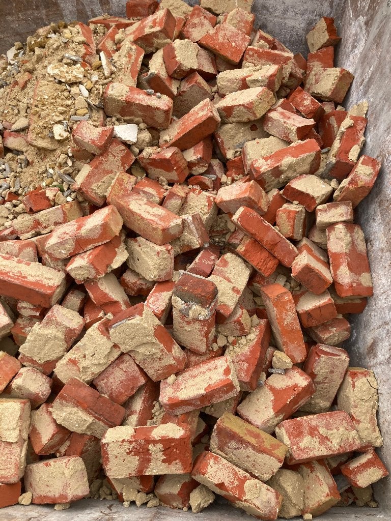 8000 antieke rode bakstenen uit oud 1911 huis 10 cent p/st, Ophalen, Gebruikt, Bakstenen