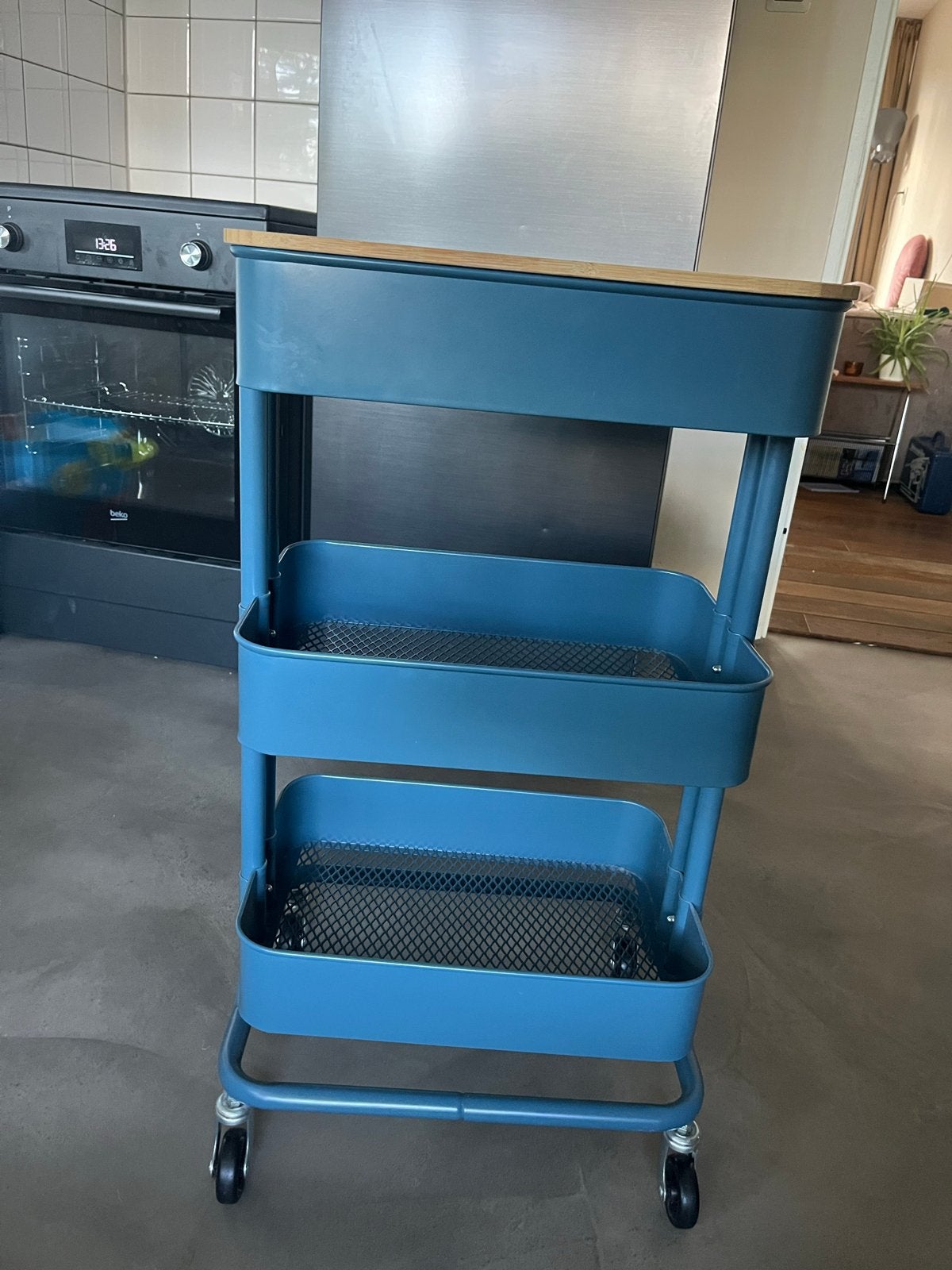 Blauwe Raskog roltafel met houten blad, Ophalen, Zo goed als nieuw