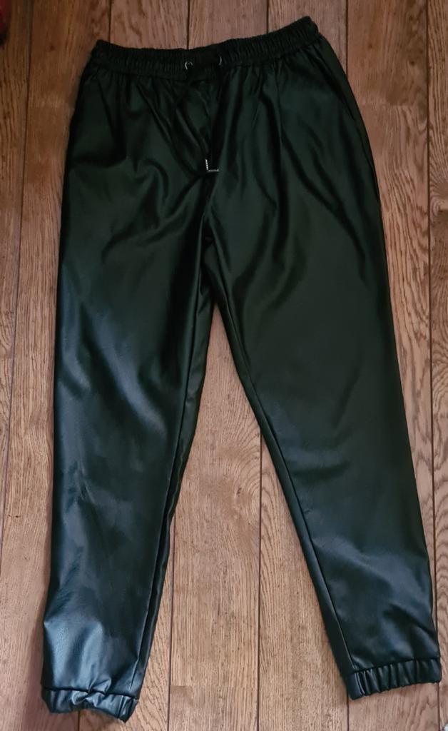 LEDERLOOK JOGGINGBROEK MODEL M NIEUW, Kleding | Dames, Broeken en Pantalons, Ophalen of Verzenden, Nieuw, Zwart, Lang