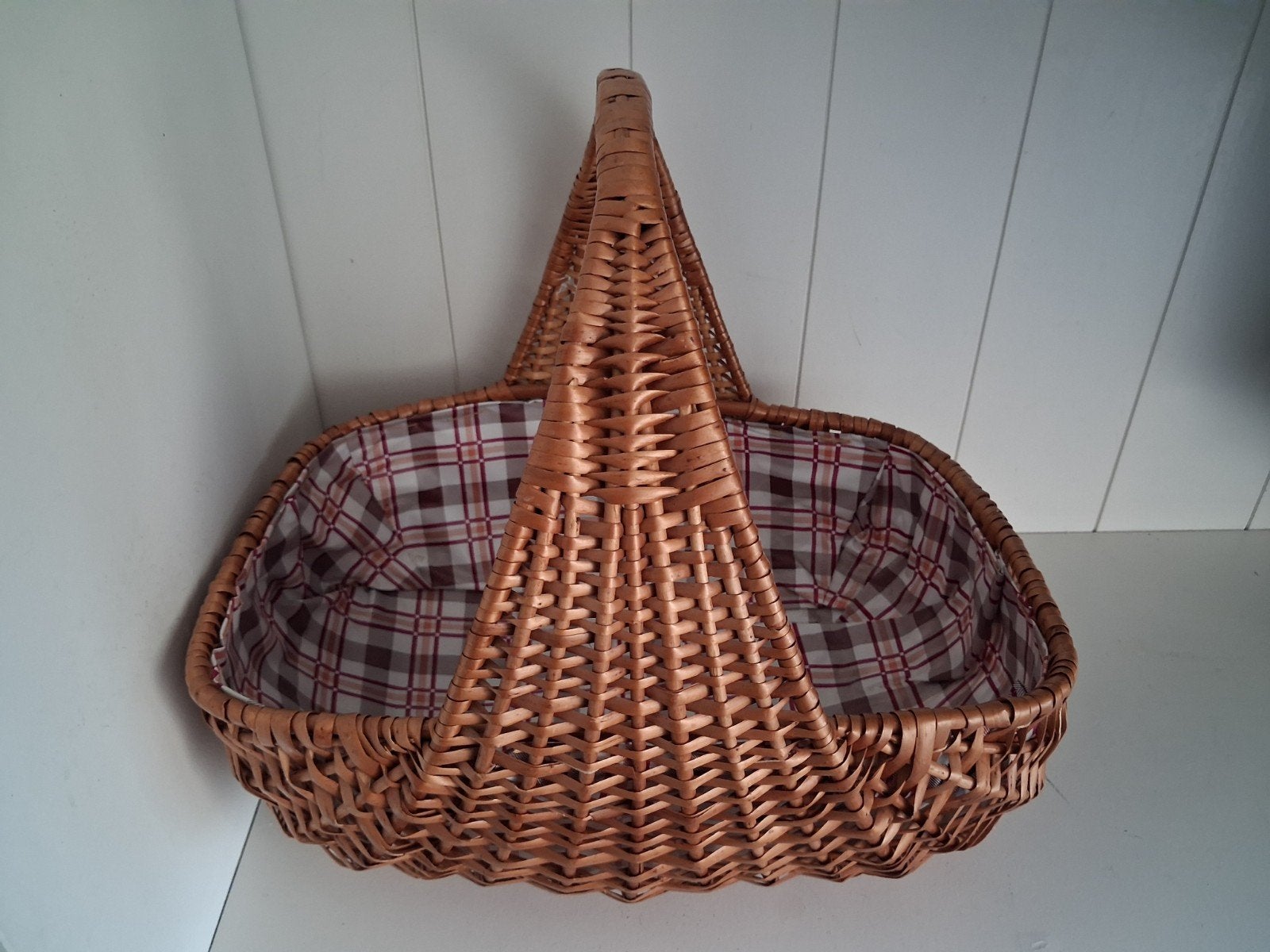 Vintage gevlochten rieten oogstmand met ruitjesstof, Gebruikt, Mand, Ophalen of Verzenden, Gevlochten