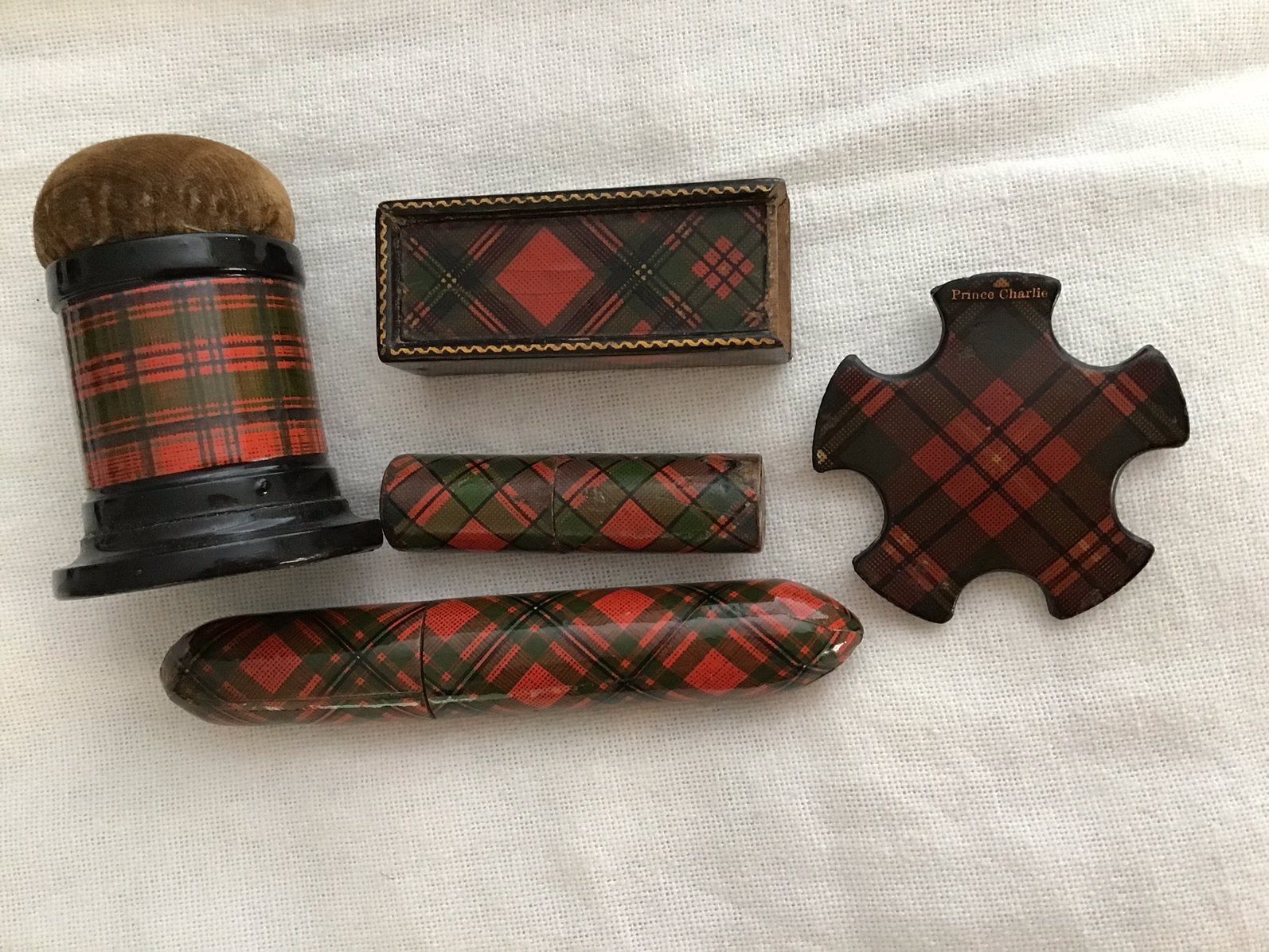 TARTAN WARE!5 Items:Naaldenkoker,Garenklos,Speldenkussen Etc, Ophalen of Verzenden