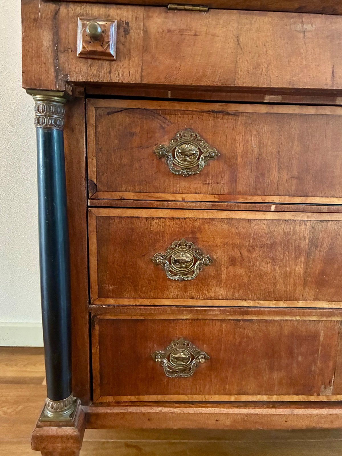 Foto 5 van Antiek secretaire met lades en verborgen vakken