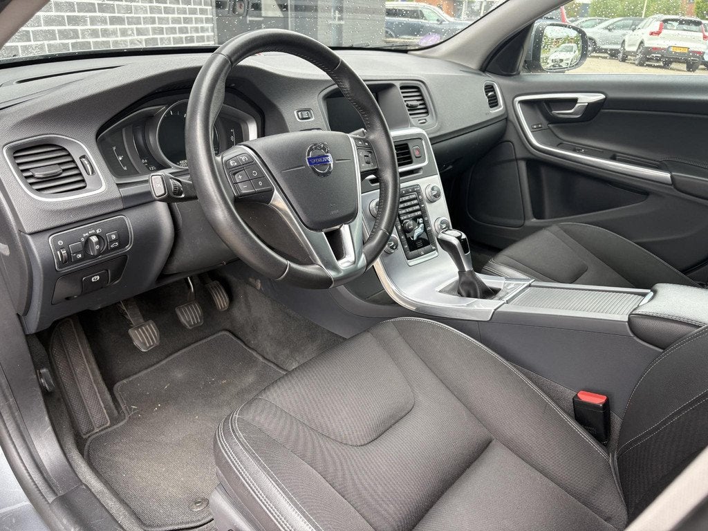 Volvo V60 2.0 T3 Nordic+ | Trekhaak | Navigatie | Parkeerver, Auto's, Volvo, 12 maanden, Gebruikt, 4 cilinders, Leder en Stof