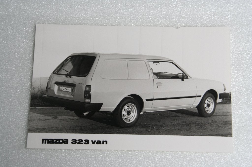 Persfoto Mazda 323 VAN (1982) (2) € 1,50, Ophalen of Verzenden, Zo goed als nieuw, Mazda