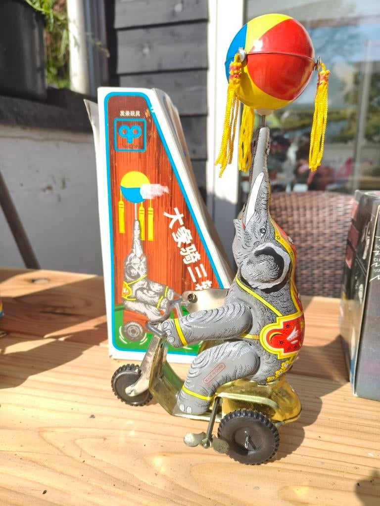 Vintage blikken olifant op scooter met bal - Made in China, Ophalen of Verzenden