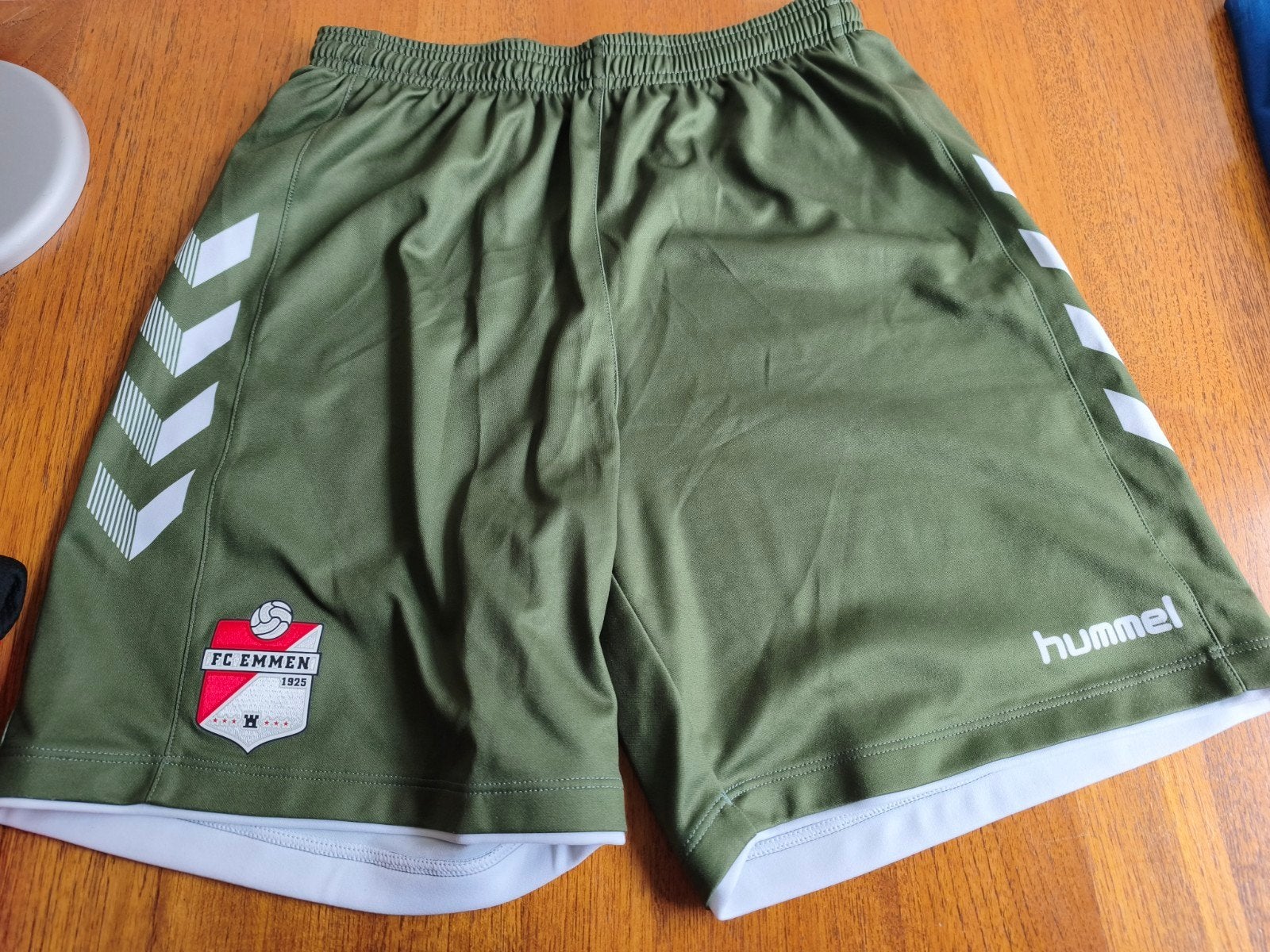 FC Emmen Hummel voetbalbroekje, Overige maten, Ophalen of Verzenden, Zo goed als nieuw, Voetbal