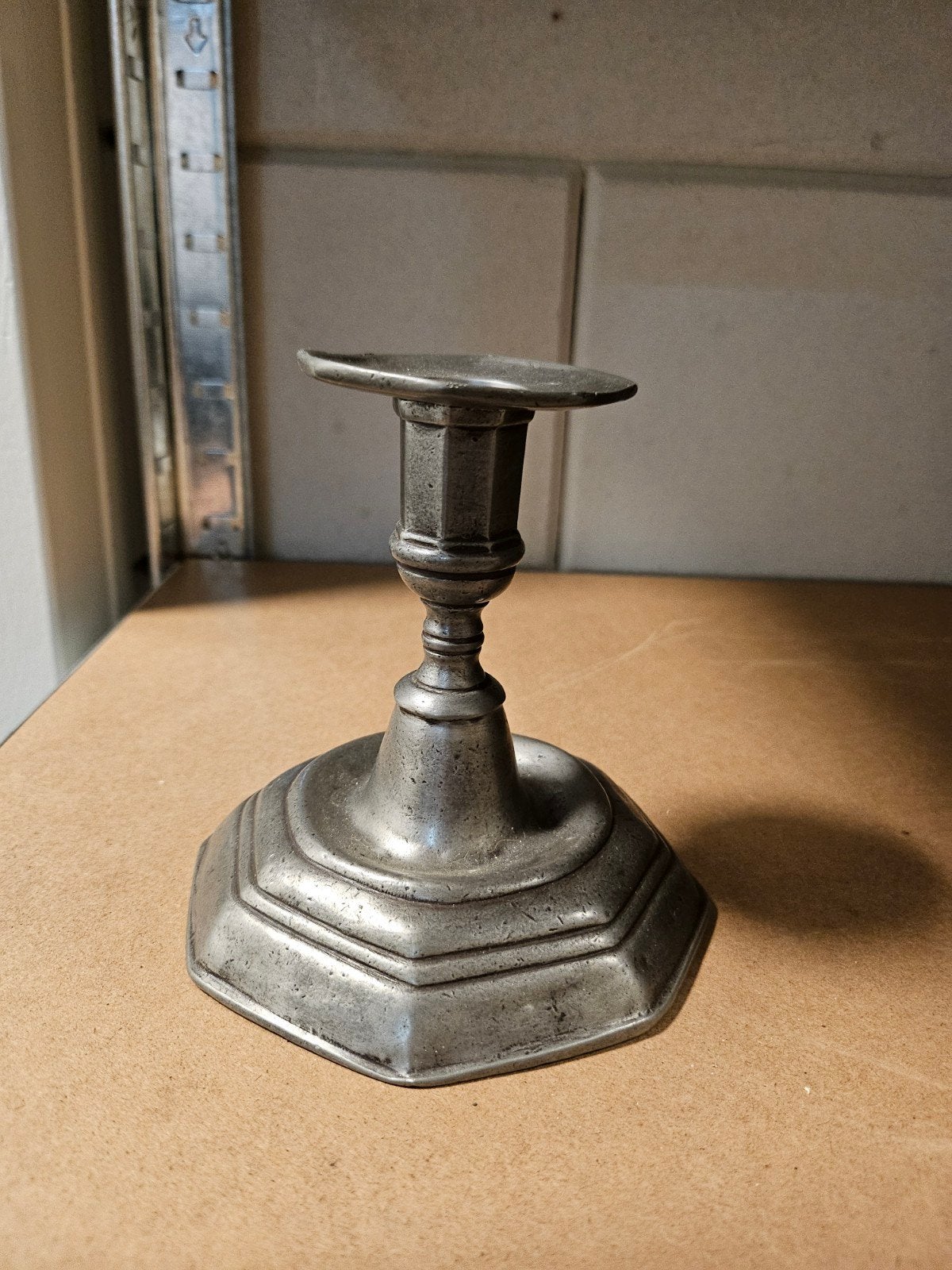 Antieke tinnen kandelaar met merk, Ophalen of Verzenden