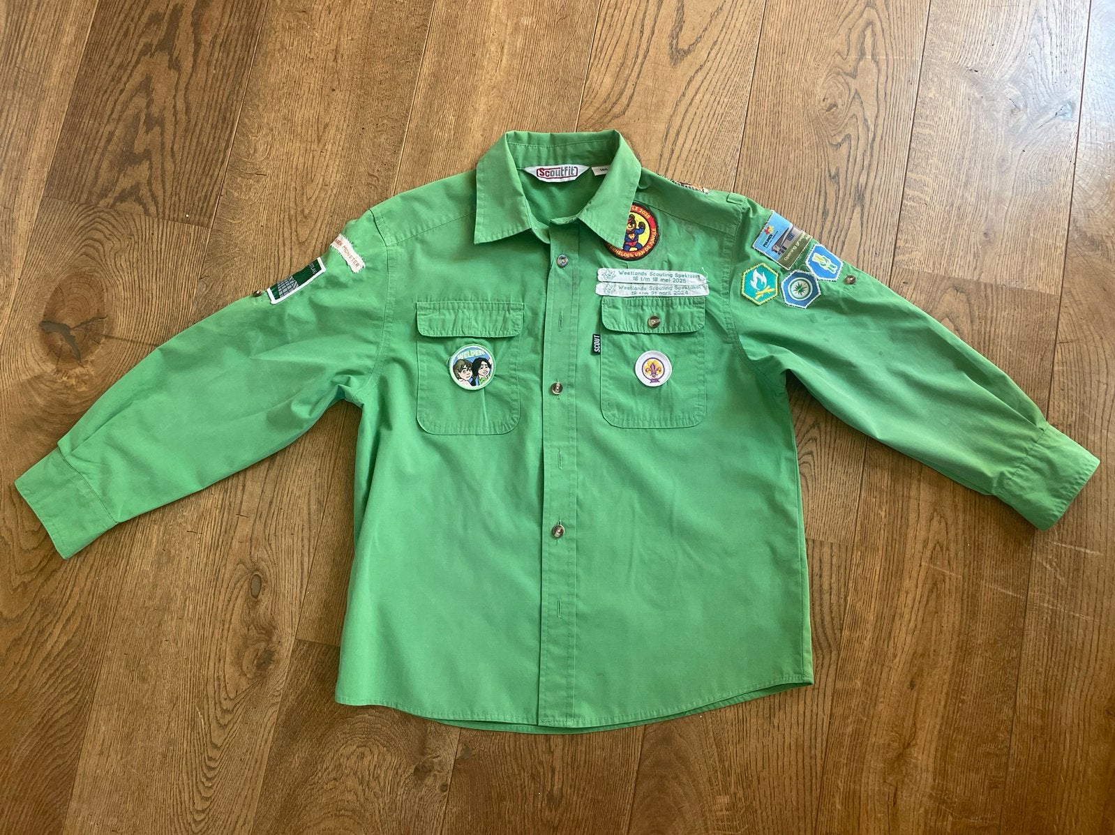 Groene Scoutingblouse Maat 140 met Emblemen, Verzamelen, Scouting, Ophalen of Verzenden, Gebruikt, Kleding