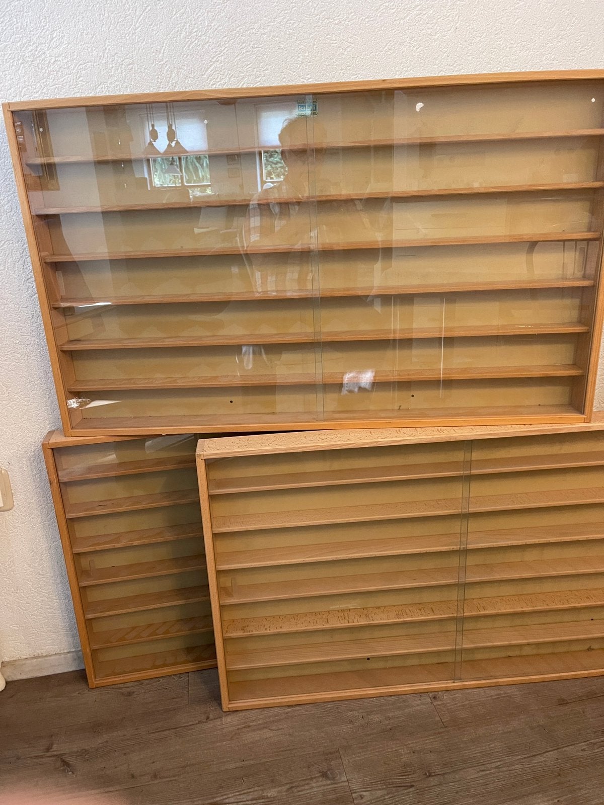 ** 3 VITRINES ** KIBRI ** 104 x 61 x 7 cm ** MASSIEF HOUT **, Overige merken, Wisselstroom, Overige typen, Nieuw