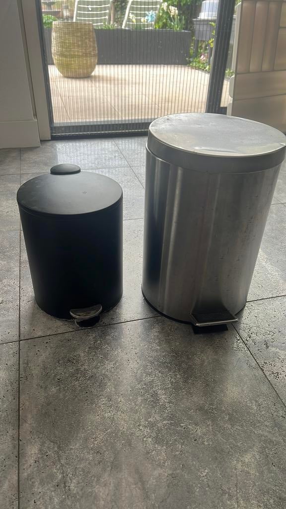 Set van 2 pedaal prullenbakken – Compact & Groot, Huis en Inrichting, Woonaccessoires | Prullenbakken, Gebruikt, Metaal, 40 liter of meer