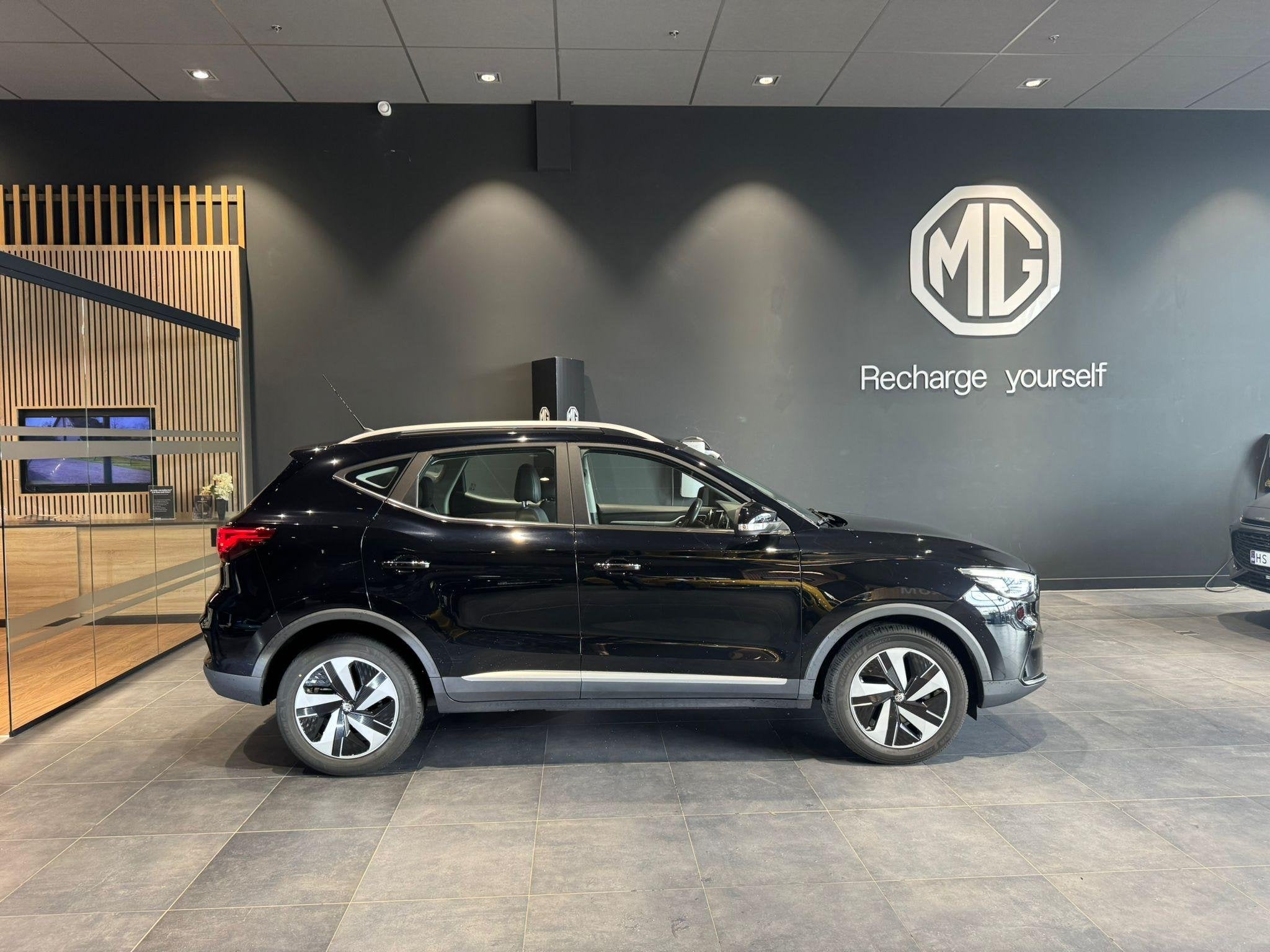 MG ZS EV Standard Range Luxury 50 kWh | Kunstlederen bekledi, Auto's, MG, 12 maanden, Gebruikt, ZS, Zwart