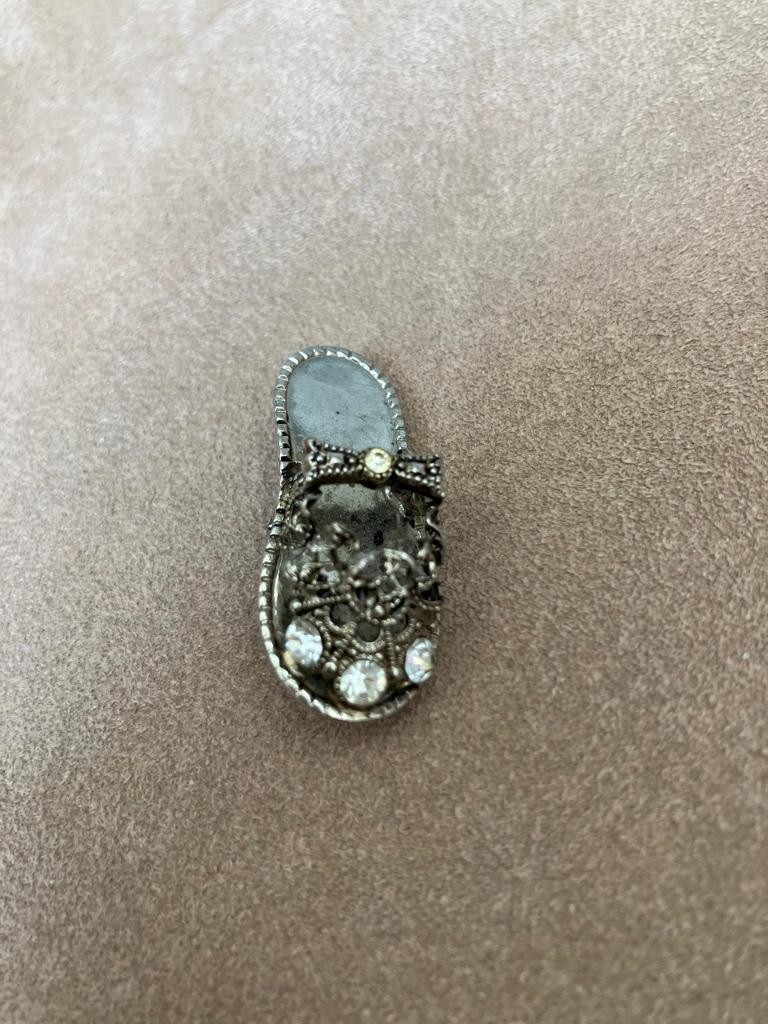 Broche slipper met zirkonia, Overige materialen, Gebruikt, Minder dan 4 cm, Ophalen of Verzenden