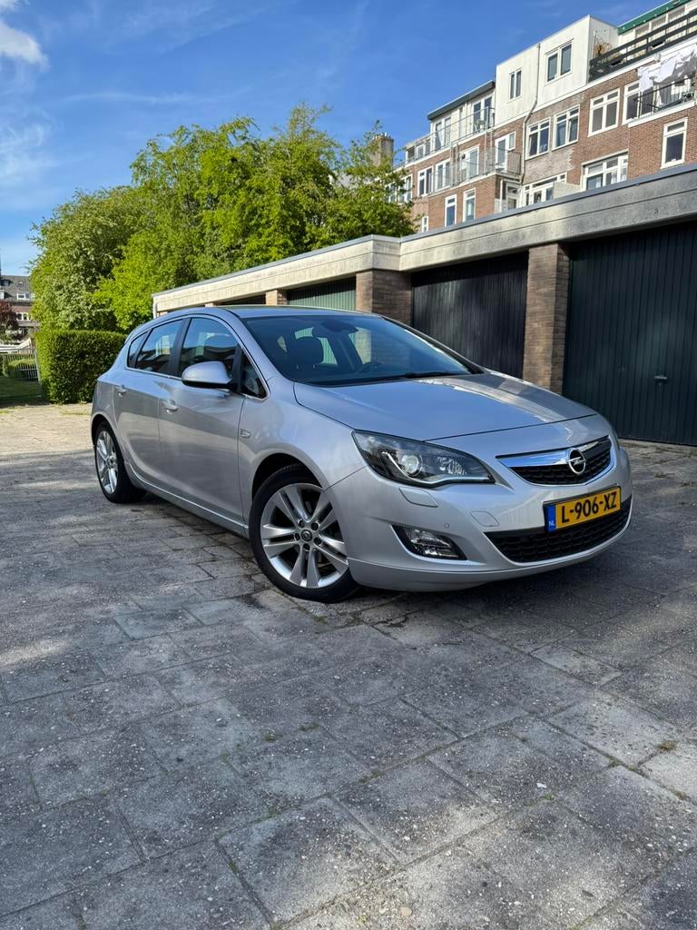 Opel Astra J 1.6T AUT | Leer |Stoel&Stuurverw|CarPlay|Camera, Euro 5, 730 kg, Navigatiesysteem, Zwart