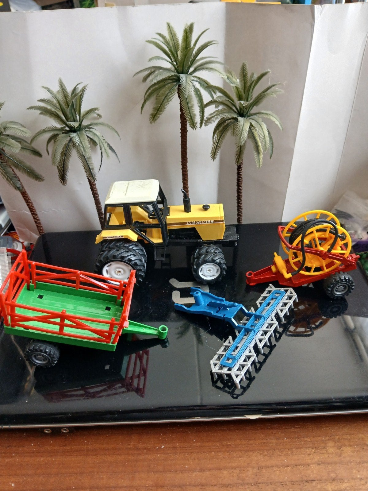 Tractor Marchal met 3 aanhangers. Lone Star 1:32, Ophalen of Verzenden, Tractor of Landbouw, Overige merken