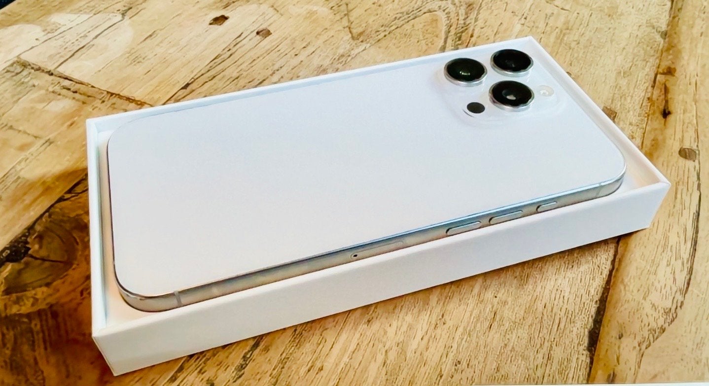 Like-New iPhone 16 Pro Max 256GB White w/ Screen Protector, Telecommunicatie, Wit, IPhone 16 Pro Max, Zo goed als nieuw, Zonder simlock