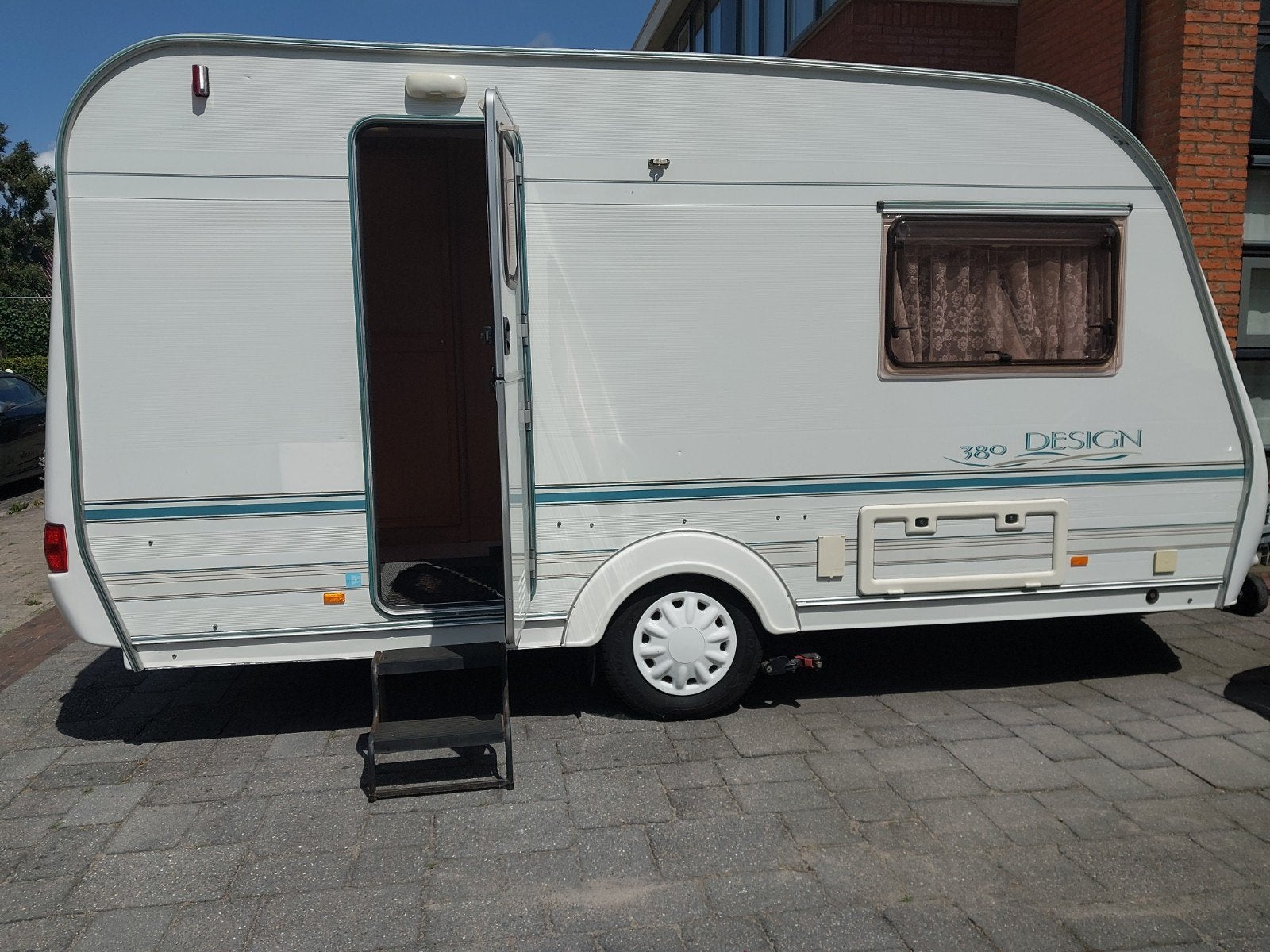 Hylander Design 380 Caravan (2002) met Mover, Particulier