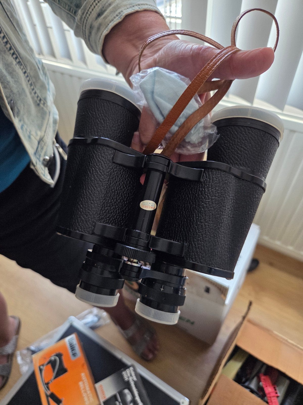 Vintage verrekijker met leren draagriem, Audio, Tv en Foto, Optische apparatuur | Verrekijkers, Gebruikt, 8 tot 12x, Met hoes of tas