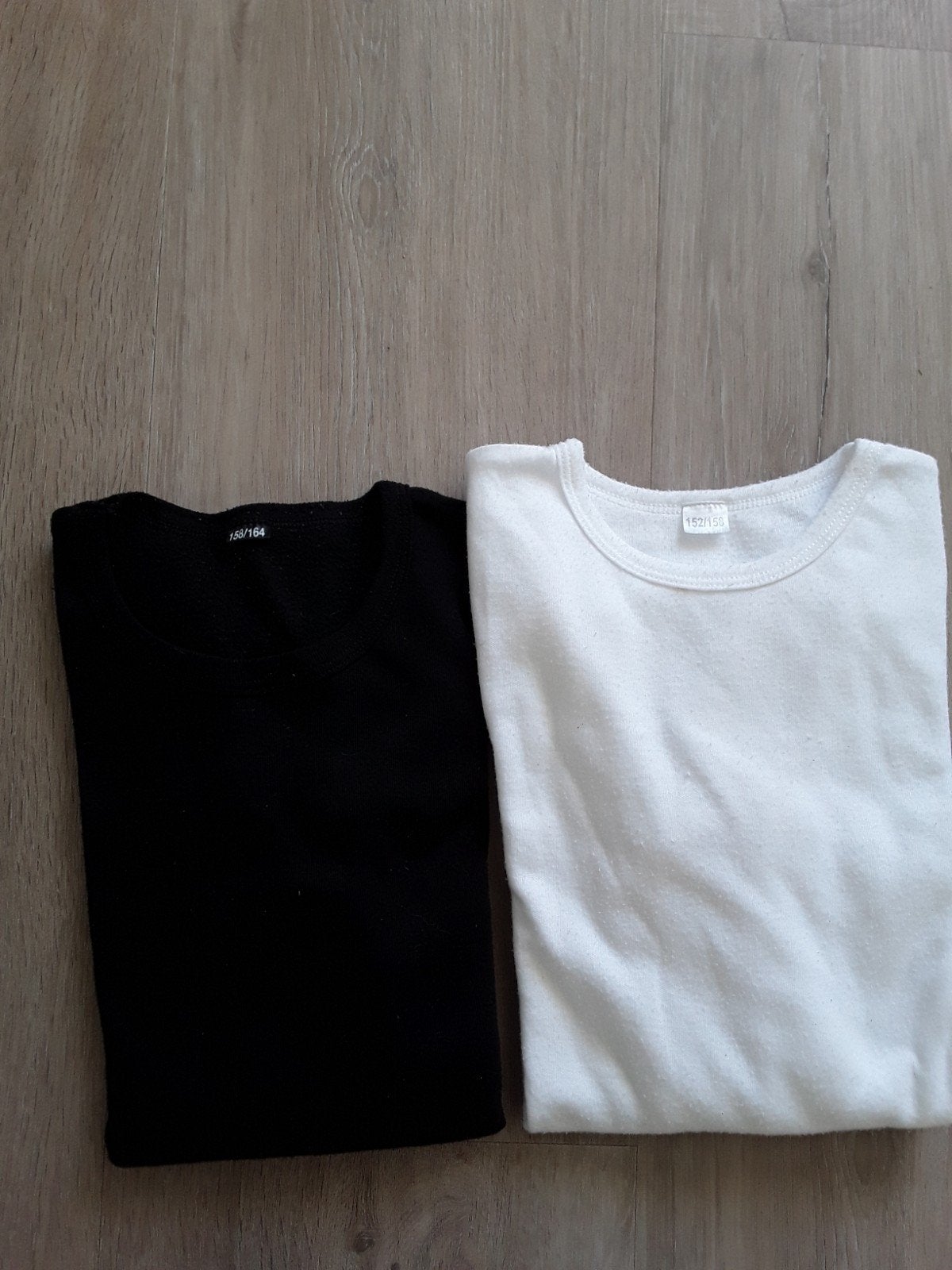 2 Thermoshirts: wit (152/158) en zwart (158/164), Ophalen of Verzenden