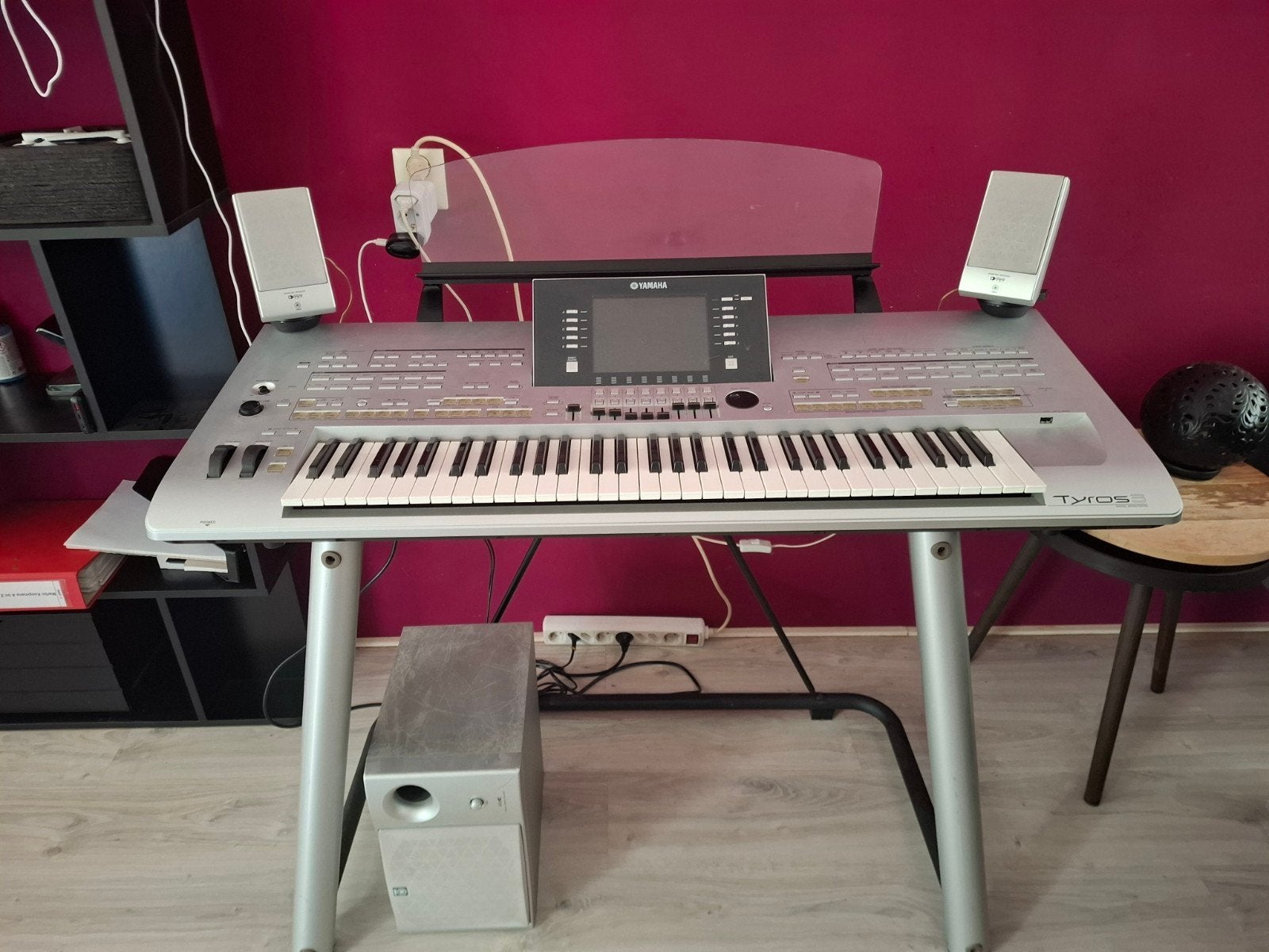 Yamaha Tyros 3 Workstation met standaard en boxen, Muziek en Instrumenten, Keyboards, Ophalen, Yamaha, Met standaard, 61 toetsen