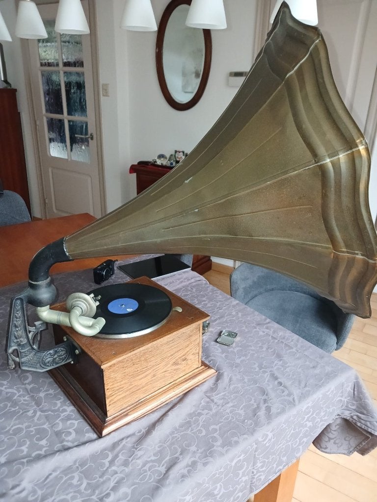 Prachtige klassieke grammofoon met hoorn, Ophalen